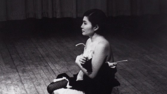 Yoko Ono, Cut Piece 1964 (Foto dal sito ufficiale)