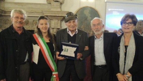 Lino Gobbi, al centro, alla premiazione del Trentino dell'anno, al castello del Buonconsiglio a Trento (Foto dal sito ufficiale)