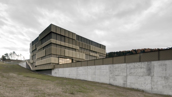 Comfort Architecten, Stazione travaso rifiuti, 2015, Brunico. Foto: Gustav Willeit (Foto da sito ufficiale)