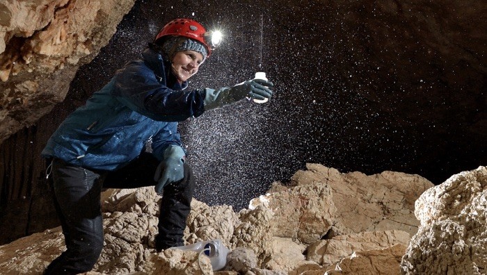 Speleologa campiona dell'acqua nella grotta della Conturines (Foto dal sito ufficiale)