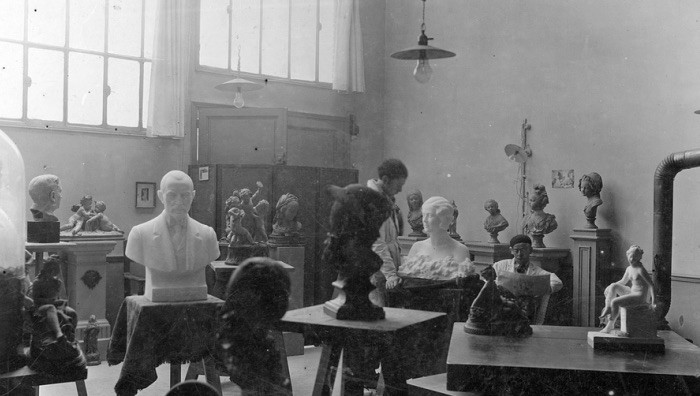 Parigi Cian nel laboratorio di Parigi 1921 (Archivio G: Rasmo / Da comunicato stampa)
