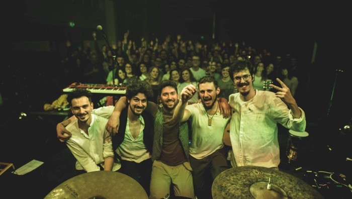 Cinque uomini sulla cassa del morto (Foto dal sito ufficiale)