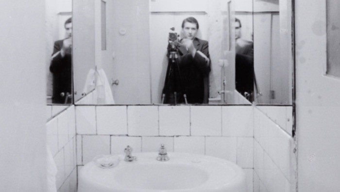 Italo Zannier, Autoritratto inevitabile nella toilette del Kärlter Bar (American Bar) di Adolf Loos a Vienna, 1958