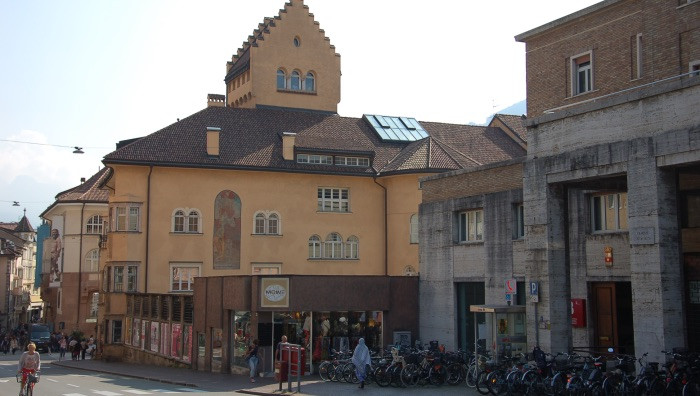 Il retro del museo civico con la torre (Foto da sito ufficiale)