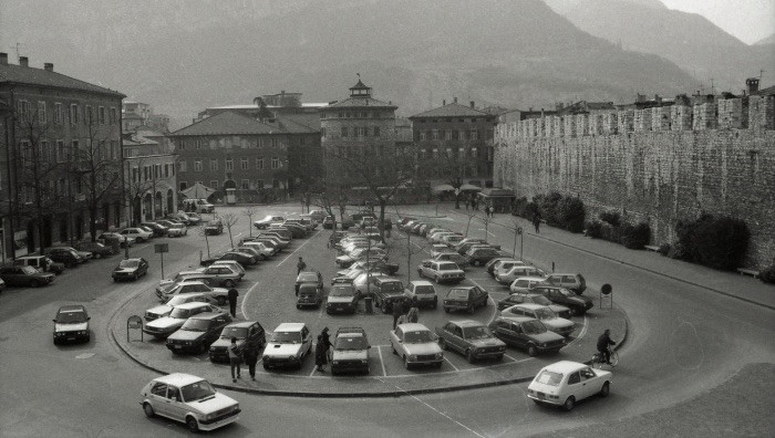 Trento, Piazza Fiera, aprile 1987 (Foto di Associazione Francesco Gelmi di Caporiacco)