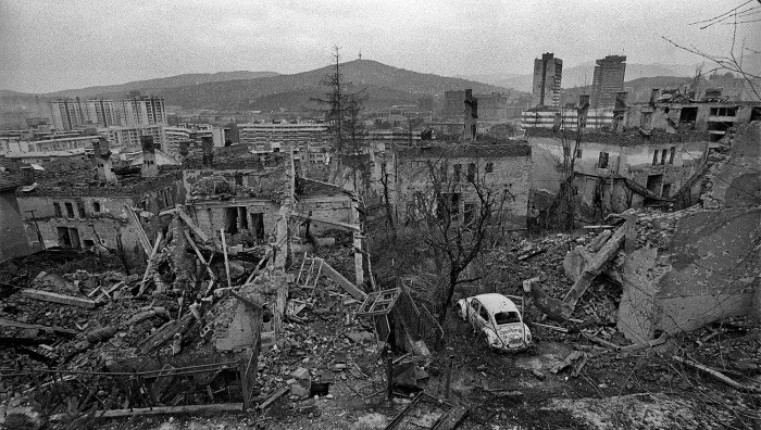 La prima linea sotto il cimitero ebraico. Marzo 1996 (Immagine da locandina / © Mario Boccia)