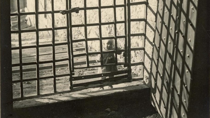 Gigino Munerati al portale di Castelvecchio, 1932-33