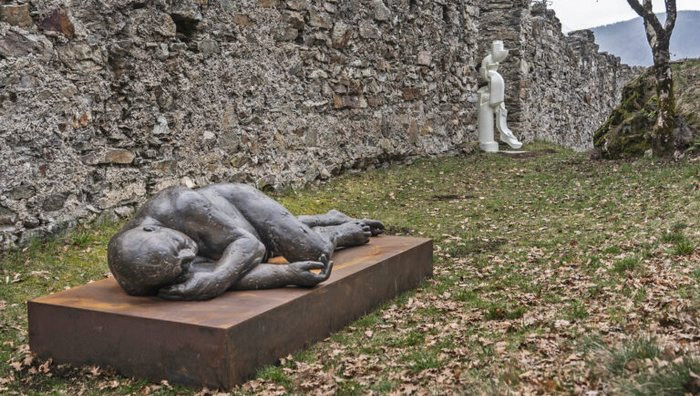 - (Foto dal sito ufficiale / Photo Ruggero Arena – Großer-Liegender—Lois-Anvidalfarei_Kum-wa-Lech_Magnus-Pöhacker)