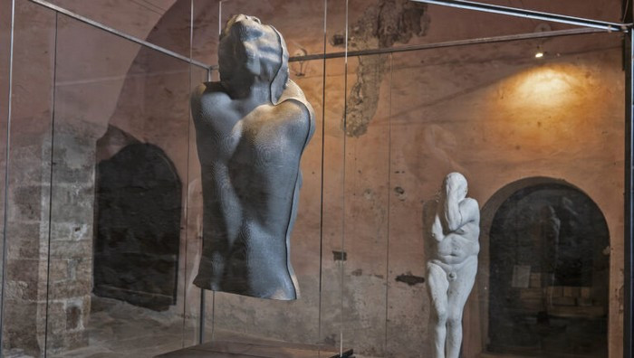 - (Foto dal sito ufficiale / Photo Ruggero Arena – in-corpore Lois Anvidalfarei_FAKE-NEWS_Magnus Pöhacker)