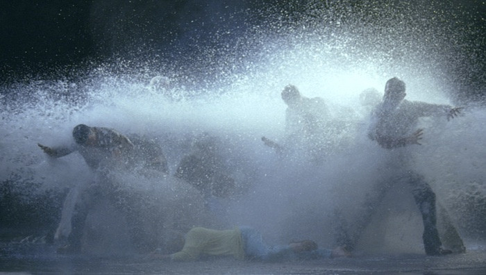 - (Foto da sito ufficiale / Bill Viola, The Raft, 2004, Video/sound installation... © Bill Viola. Courtesy Bill Viola Studio)